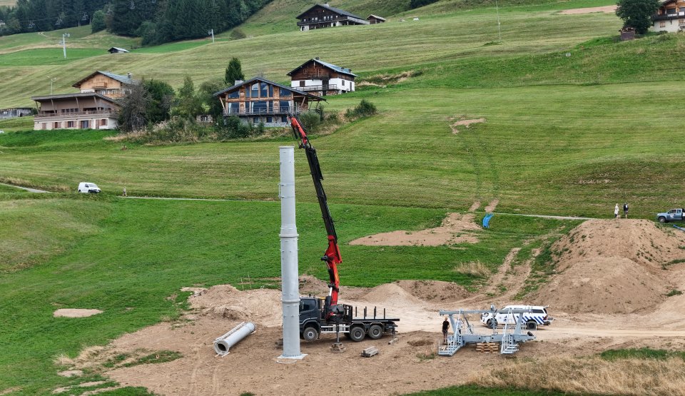 Mise en place du premier pylone de la télécabine de la Logère