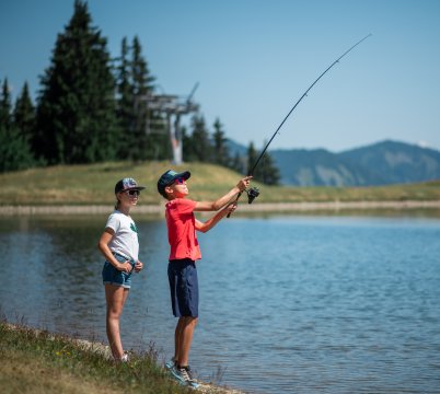 Deux enfants qui pêchent au plan d'eau du Lachat 