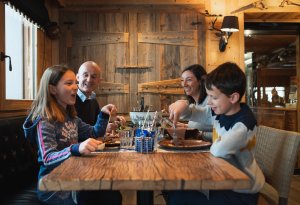 Une famille mange une fondue dans un restaurant